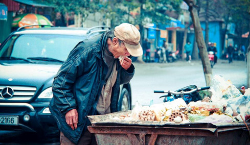 Ông[-]lão[-]nhặt[-]thức[-]ăn[-]từ[-]thùng[-]rác[-]lay[-]động[-]dân[-]mạng